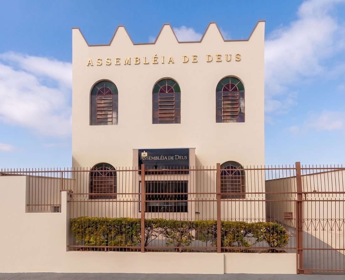 Fachada da Assembleia de Deus no Jardim Tarumã, com seu coroamento ameado e três janelas em arco com vitrais